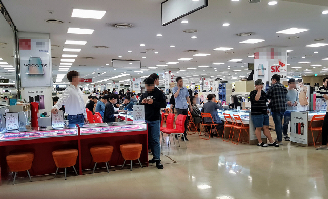 [LG V50씽큐 출시 첫주말] 50만~70만원 파격 보조금에...라이벌폰도 없어 관심집중