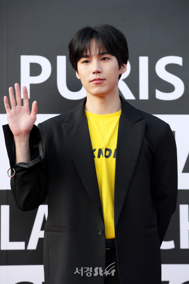 세진, 훈훈한 손인사