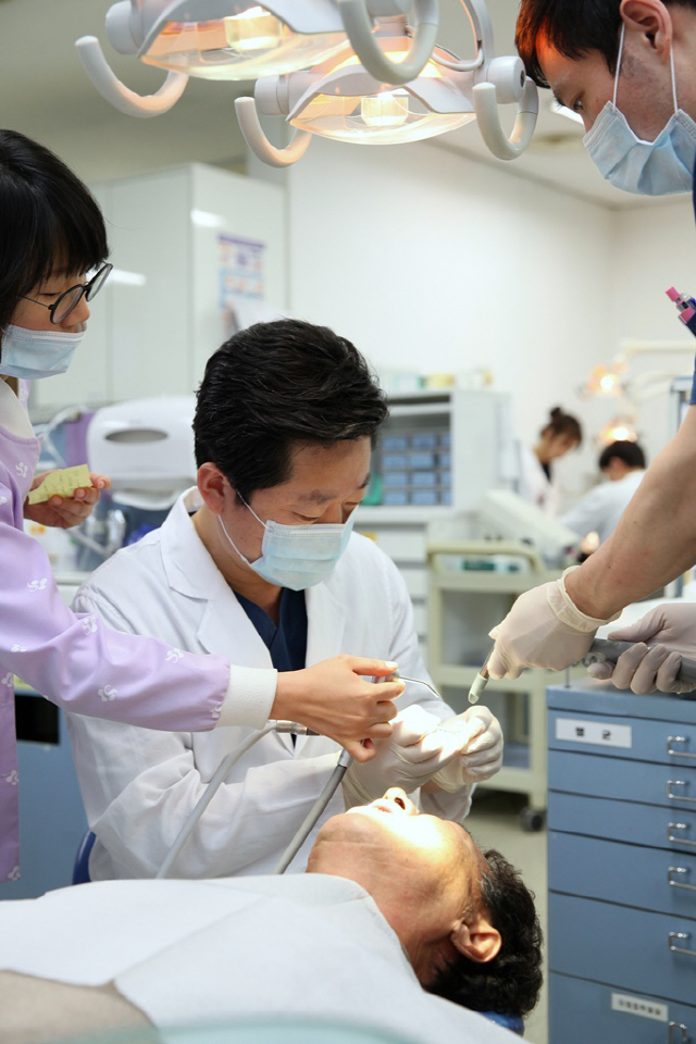 임플란트, 염증에 취약···꼼꼼한 양치질·스케일링 필수