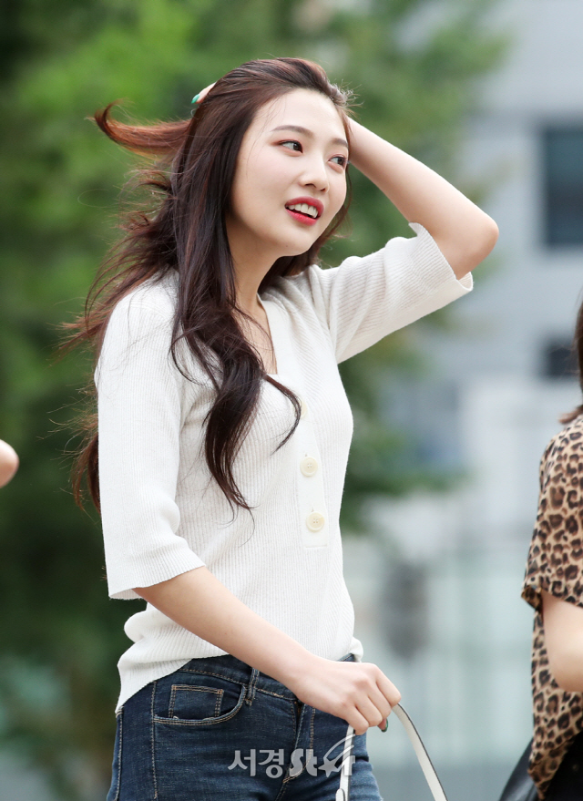 레드벨벳 조이, 활짝 핀 꽃미모~ (뮤직뱅크 출근길)