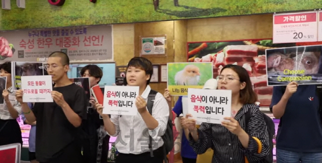 [댓글살롱]동물권 활동가들이 대형마트 정육코너에 국화 놓은 이유는?