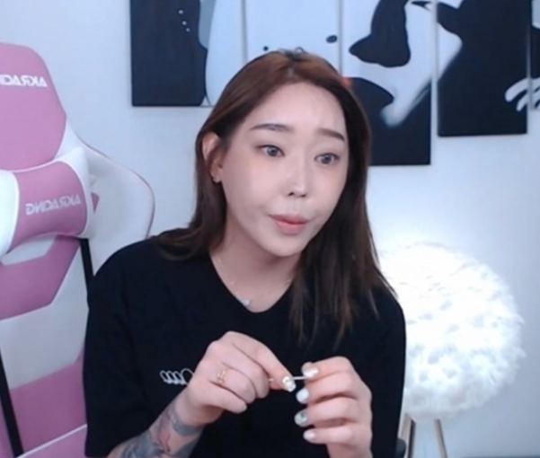 [공식입장]BJ 꽃자 도박을 했고 큰돈을 잃어···정배우 폭로에 성매매는 인정