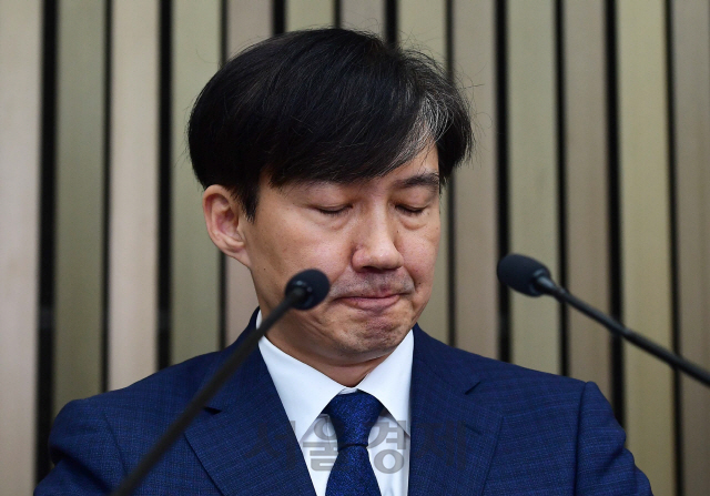 조국 男기자 두명이 야밤에 딸 집 앞 방문, 나를 비난해달라