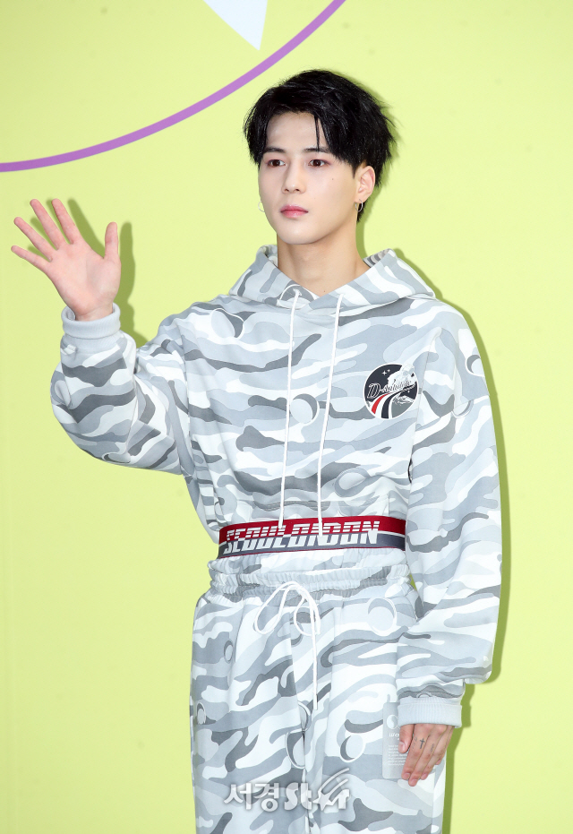 프로듀스X101 백진, 다정한 인사 (2020 S/S 서울패션위크)