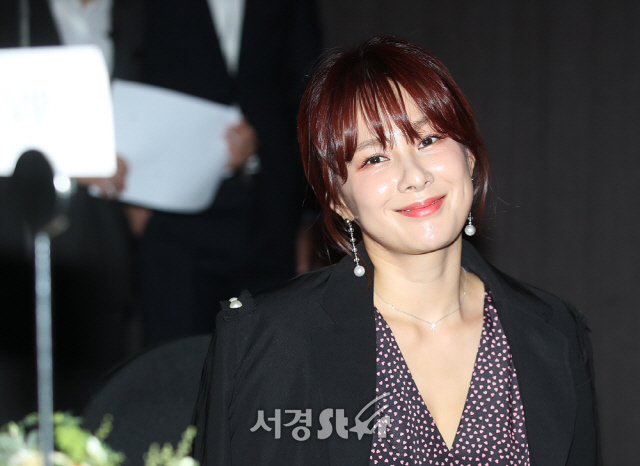 미소 짓는 채연
