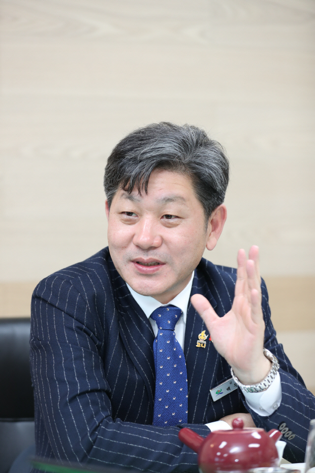 [파워기초단체장에게 듣는다] 백두현 고성군수 무인기 훈련기반 구축 등 신산업 키울 것