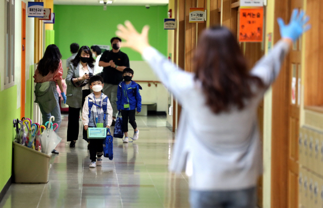 신난 아이들·긴장한 어른들...코로나 속 초등학교 등굣길