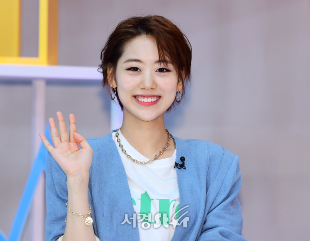 위키미키 루아, 심쿵 손인사