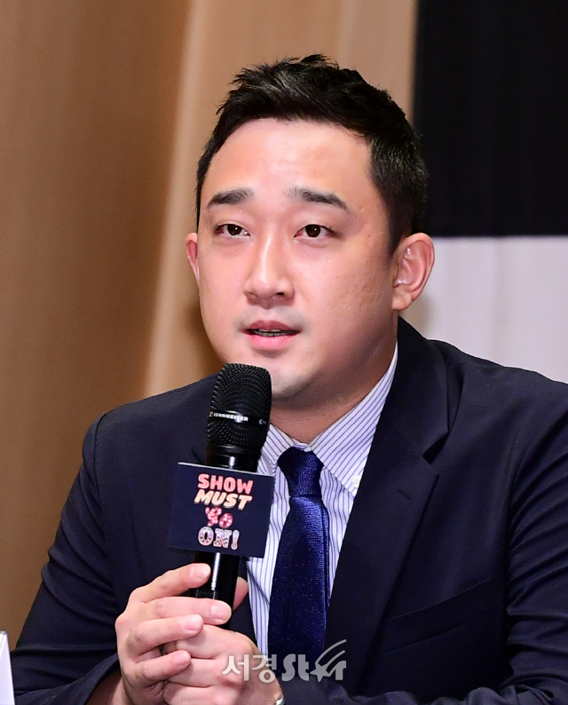 인사말하는 윤홍선 에이콤 대표