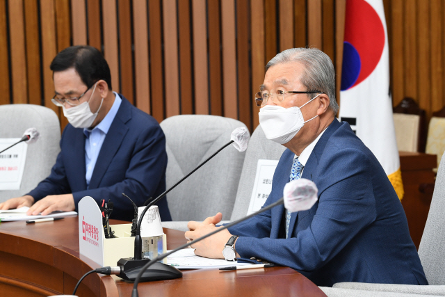 김종인 “극복 자화자찬하더니 코로나 재확산에 정부·여당 당황”