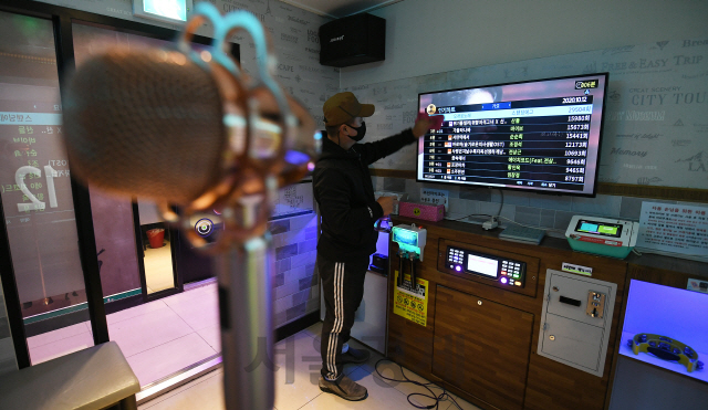 힘겹게 다시 문 연 코인노래방, 방역에 총력