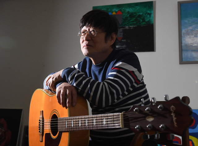 솔로앨범 낸 김창완 “신작, 37년 전 ‘어머니와 고등어’ 들은 동세대에 띄우는 편지”
