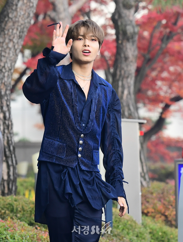 손인사하는 엘라스트 예준