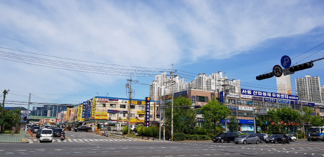 “이제 막 조합 결성했는데, 300개 상점이 문닫아···온라인 채널 확대 등 지원 절실”