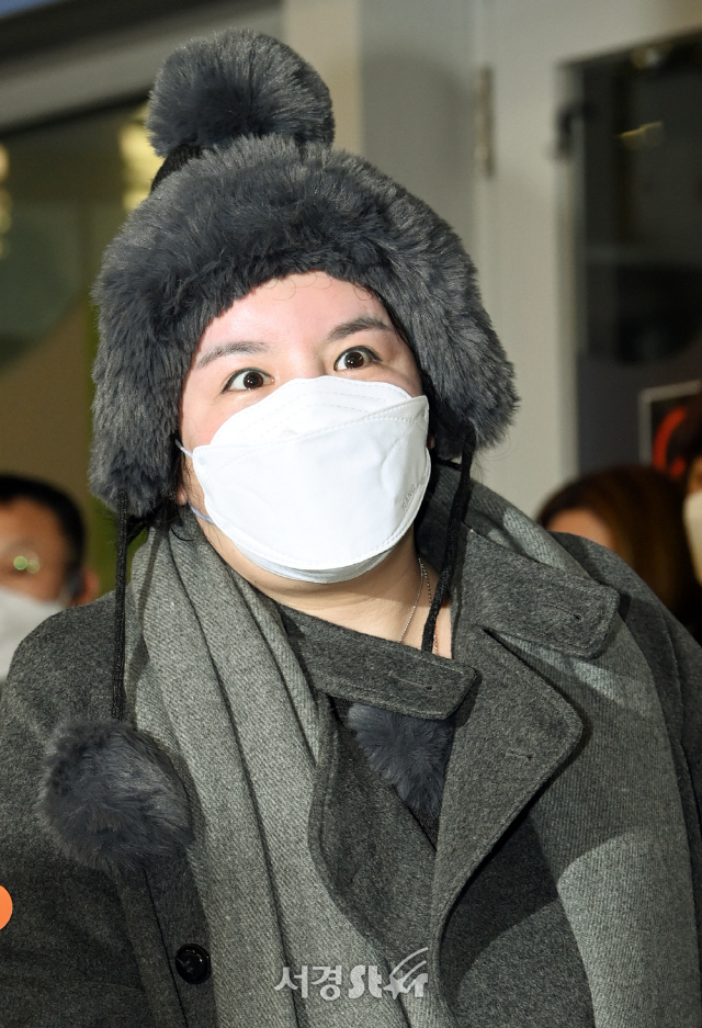 에이미, 털모자 쓰고 입국