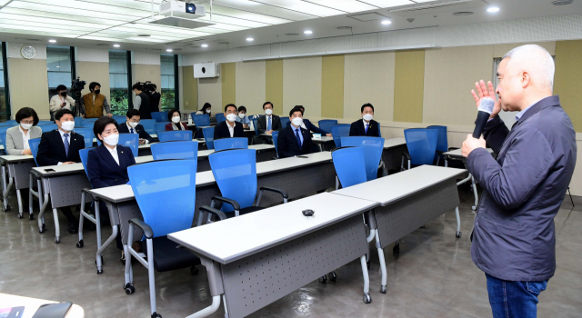 최진석 교수 보선 후보 낸 것 부끄러워해야···與 초선 40여명 향해 쓴소리