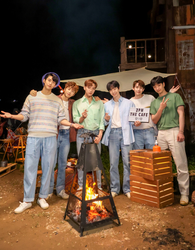 2PM 수록곡 ‘집 앞 카페’ 비디오·촬영 비하인드 컷 공개