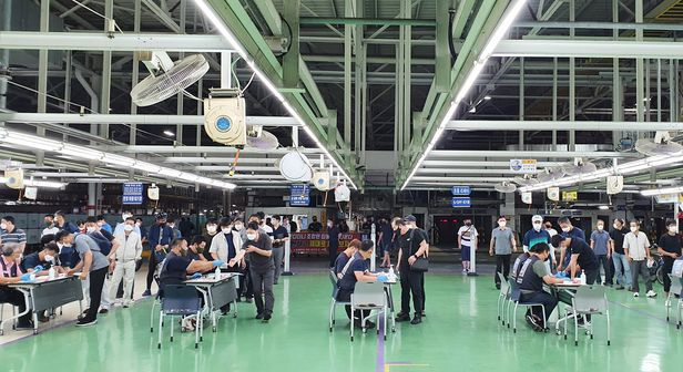 한국타이어 파업에 발목잡힌 현대차···화물연대·강성노조까지 삼중고[뒷북비즈]
