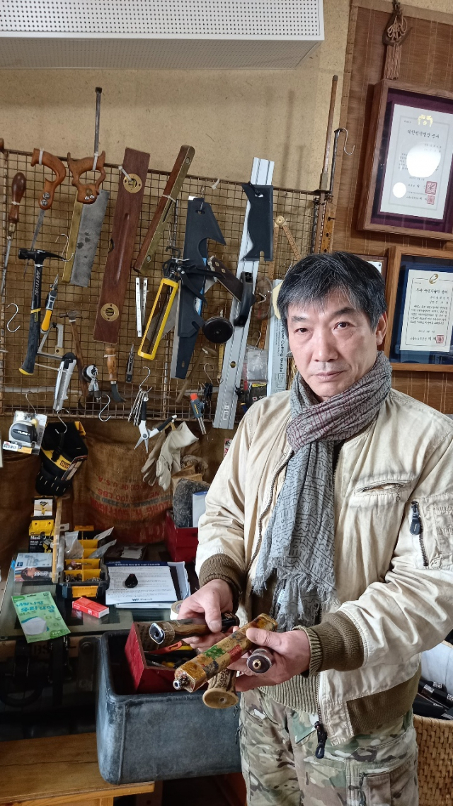 王 회장 자택 도배, 쓰다 남은 벽지로 했죠