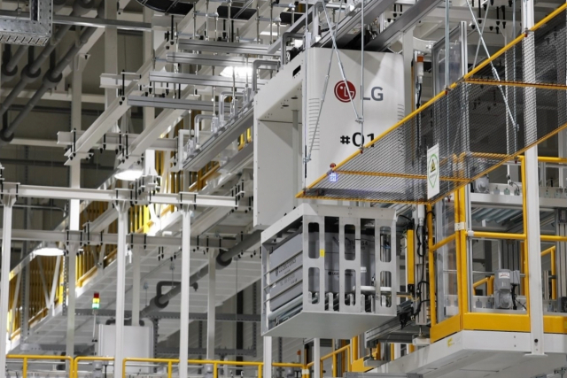 층고제한 규제 물류 자동화로 극복했죠…AI·로봇 총동원한 LG 등대공장 [르포]