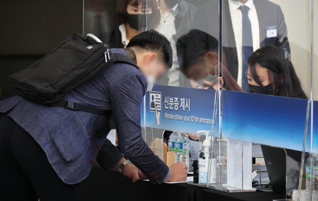 [특징주] 美 마이크론 급락에 삼성전자·SK하이닉스 하락세