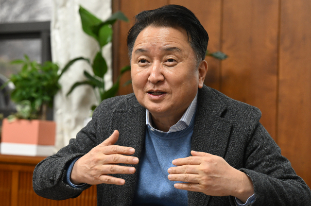 [서경이 만난 사람] 김영환 충북지사 의병장 리더십으로 혁신…충북을 첨단산업·농업·관광 테스트베드로
