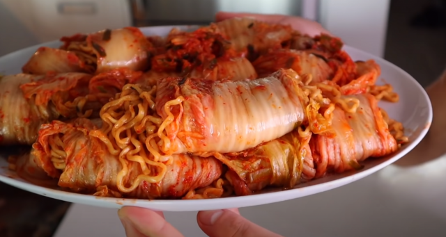 김치로 돌돌 싼 라면이 김치말이 국수? 외국인 유튜버 먹방 당혹