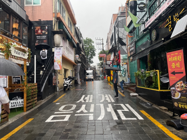 상권 몰락, 참사 때문? 정부 차원서 이태원 정체성 살려야