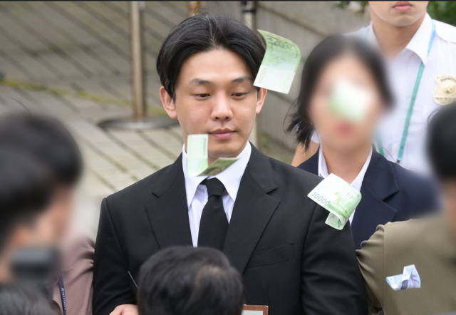어이가 없네…만원짜리 돈다발 맞은 유아인, 무슨 사연?