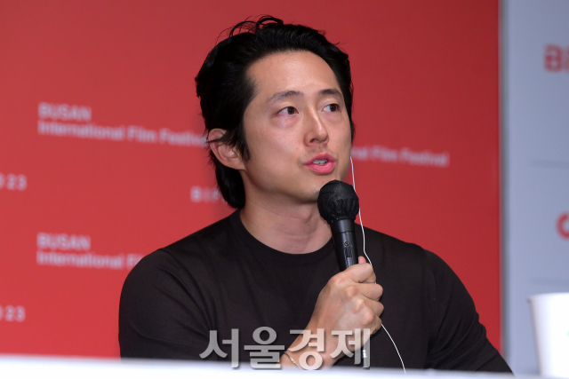 스티븐 연→존 조의 연대 혼자가 아니라는 신호…코리안 아메리칸 배우들의 교감 [여기, BIFF]