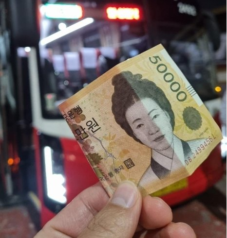 짐 들어주고 안전벨트까지…할머니에게 쌈짓돈 받은 고속버스 운전기사
