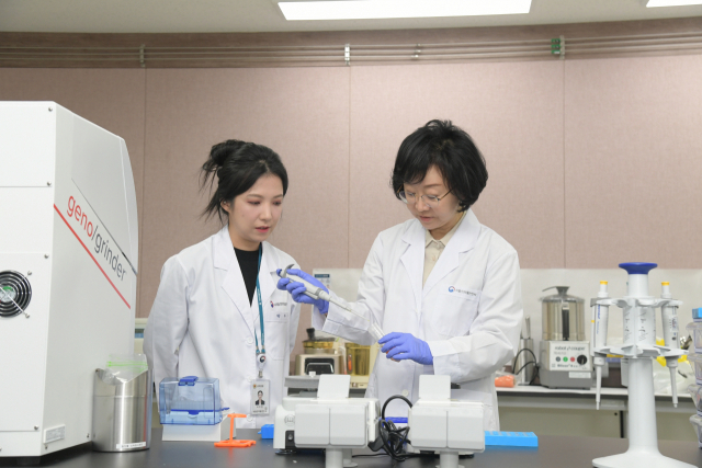 [르포] 채소에 농약 남았을라…새벽배송 농산물 점검 현장 가보니