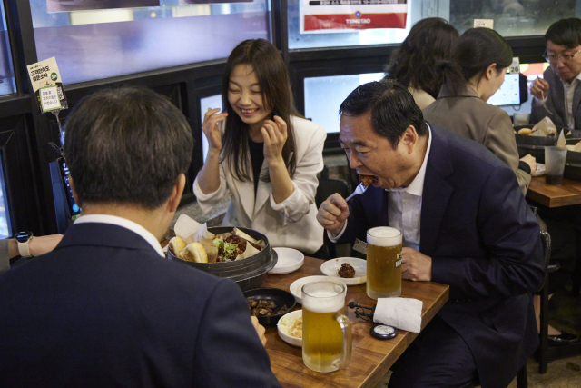 中 랴오닝성 하오펑 당서기, 김동연 지사와 치맥 삼매경