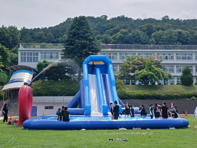 교내에 물놀이 에어바운스, 칭찬 매점까지…새 바람 부는 파주여고의 변화
