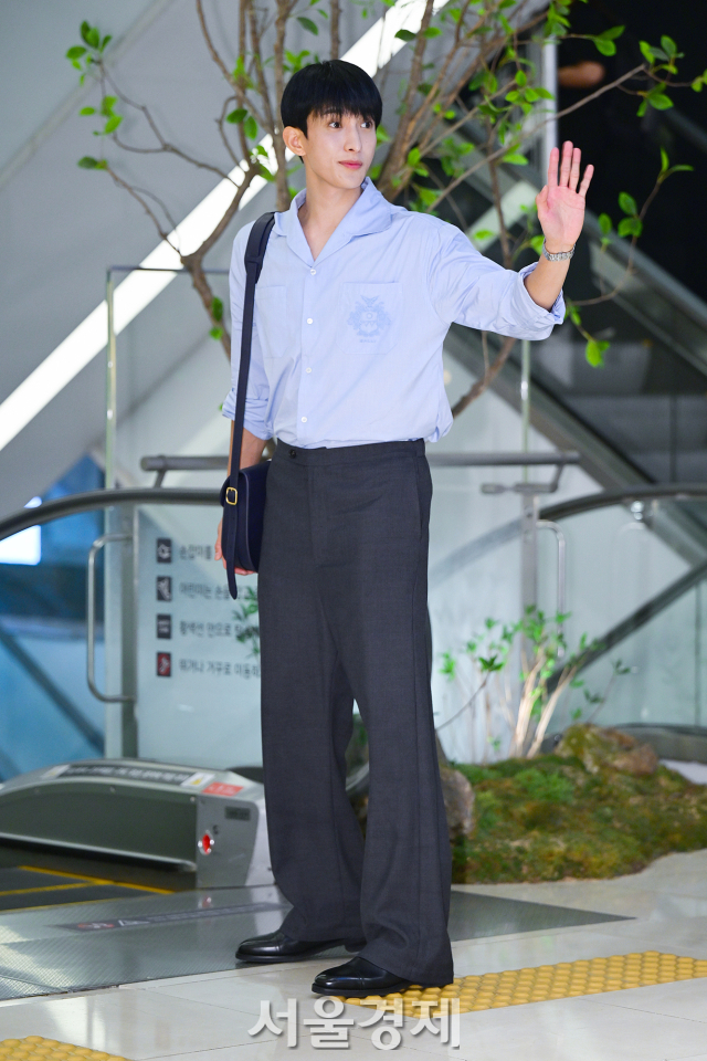 세븐틴 도겸, 곳곳에 인사 [SE★포토]