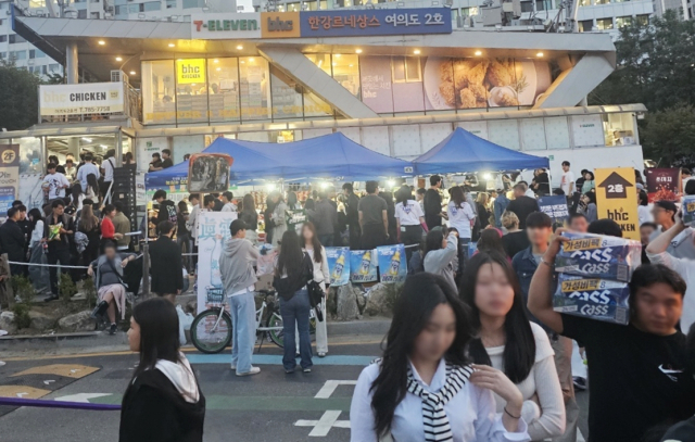 가을 만끽 한강에 우르르…편의점 웃었다
