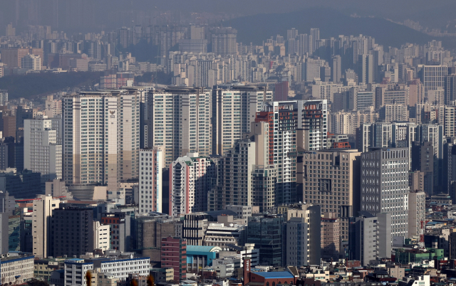 서울 아파트도 안 팔려요…거래량 반년새 3분의 1로 뚝