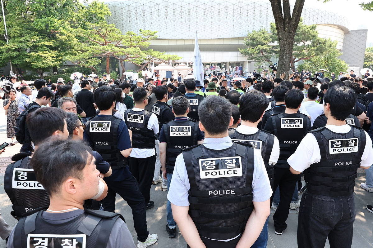 경찰, 잠실 시위 현장에 진입 시도…2시간째 시위대와 대치