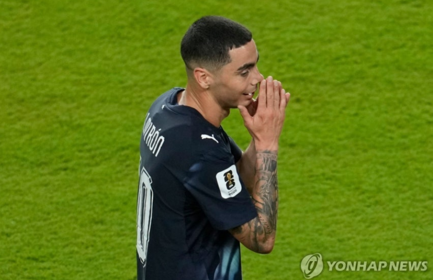 입 가리고 말했더니 레드카드…파라과이 알미론 ‘1호 퇴장’