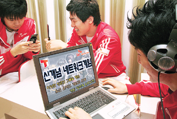 “휴대폰-PC 연동 게임 즐겨요”