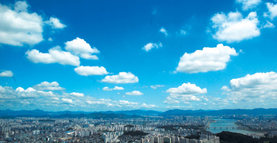 찜통 더위속 청명한 하늘