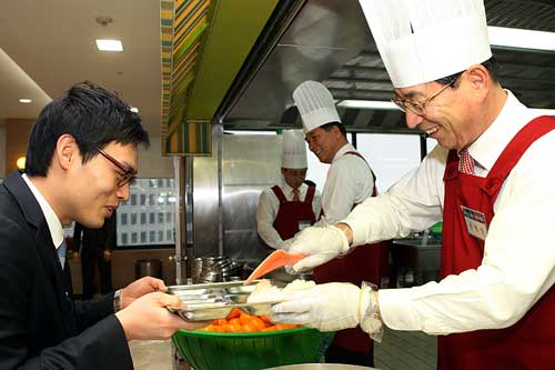 이백순 신한은행장, 직원들에게 직접 배식