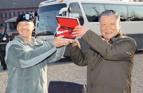 현대車，주한미군에 버스 2대 기증