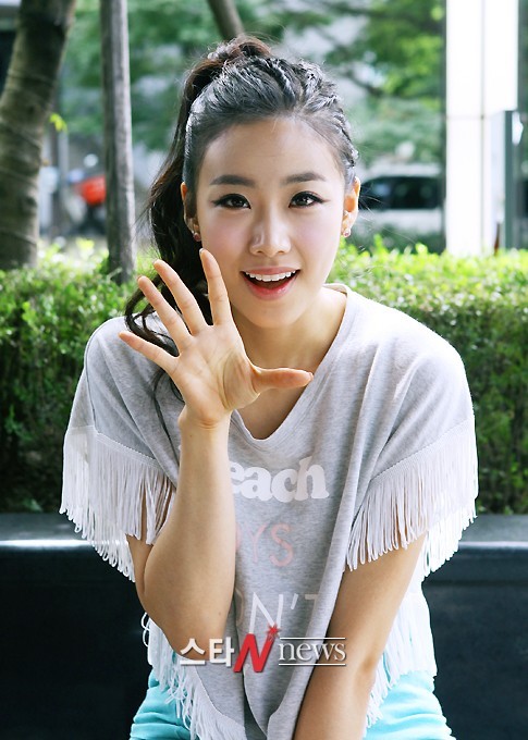 [스타N포토] 깜찍하게 인사하는 브레이브걸스 예진