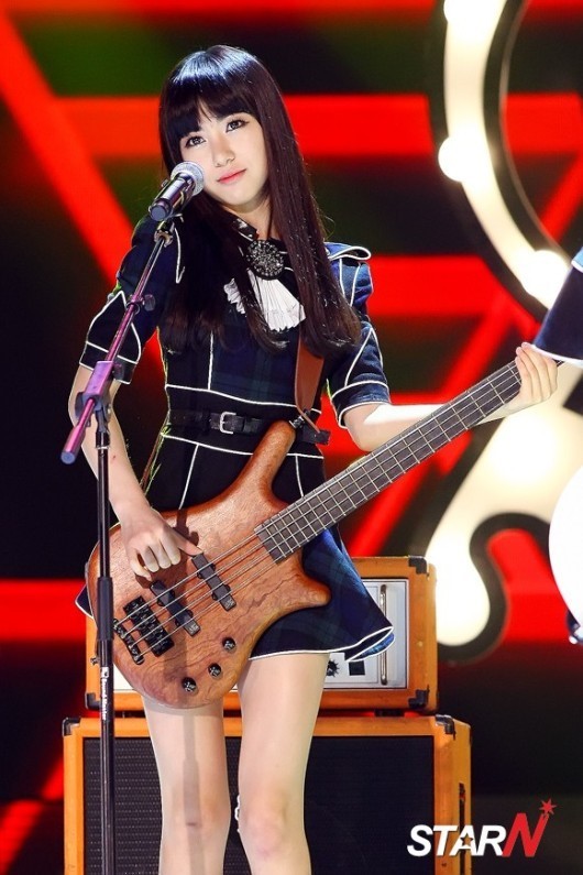 [포토] AOA 민아 베이스 연주하는 인형~