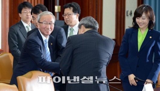 인사하는 현오석 부총리
