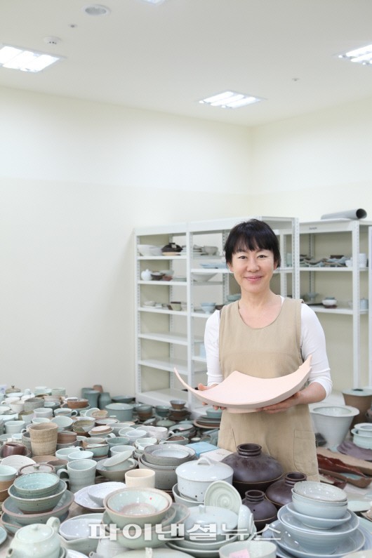 [weekend 전시] 수공예 그릇들 유럽풍 가구와도 잘 어울리네