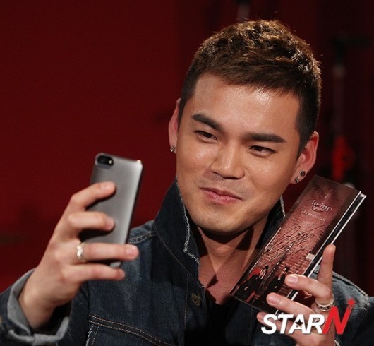 [포토] 이정 사인CD들고 수줍은 인증샷