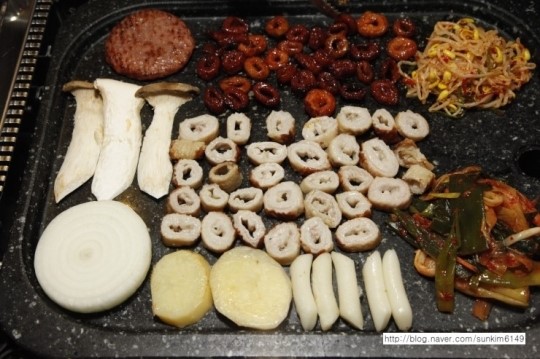 화덕을 통으로 굽다.. ‘꾸오삼 화덕막창’ 이목