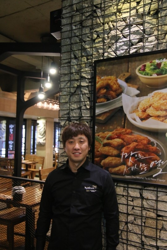 교촌치킨 강남역점  2배 증설해 재개장
